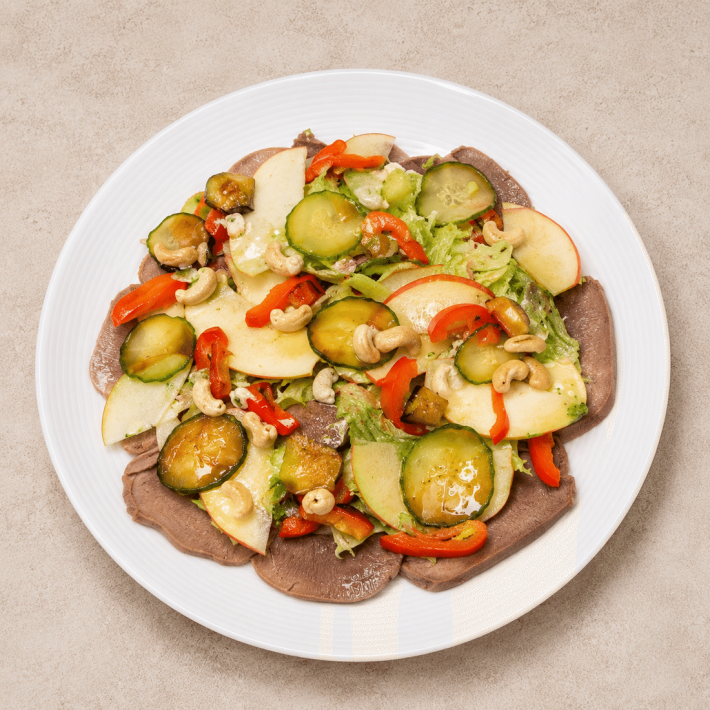 Пряный салат с языком, яблоком, печенным перцем и огурцом кимчи