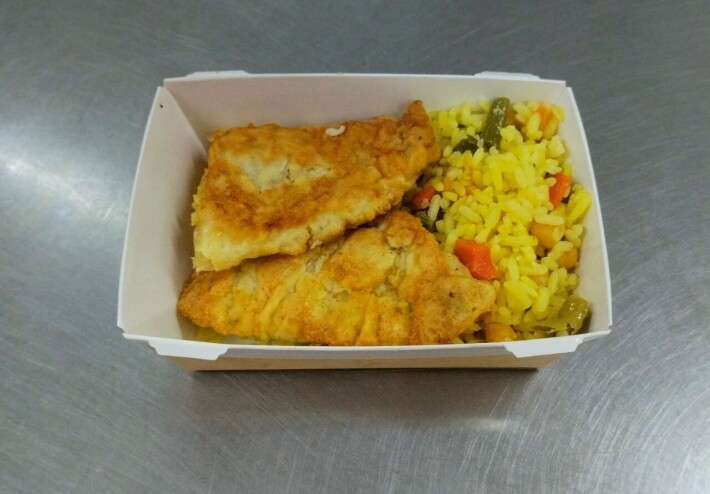 Жаренная рыба с рисом и овощами