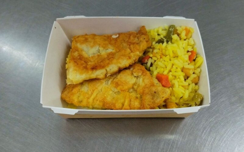 Жаренная рыба с рисом и овощами