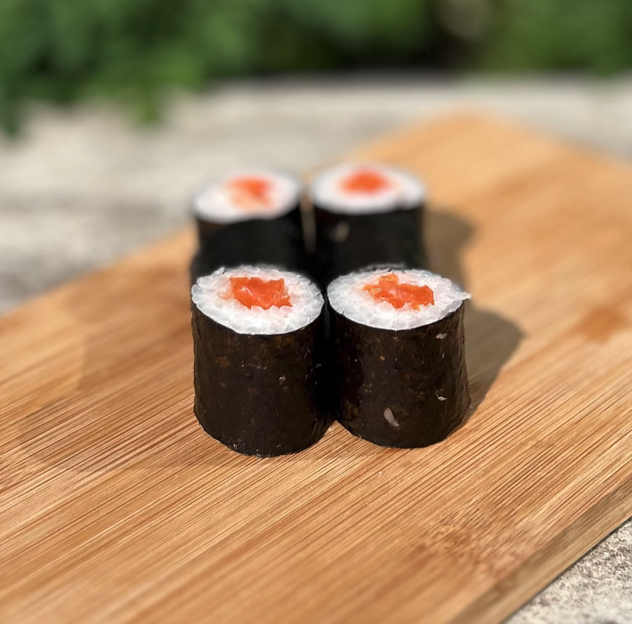 Маки с лососем