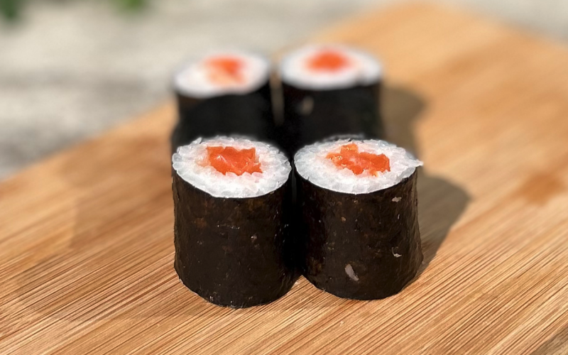 Маки с лососем