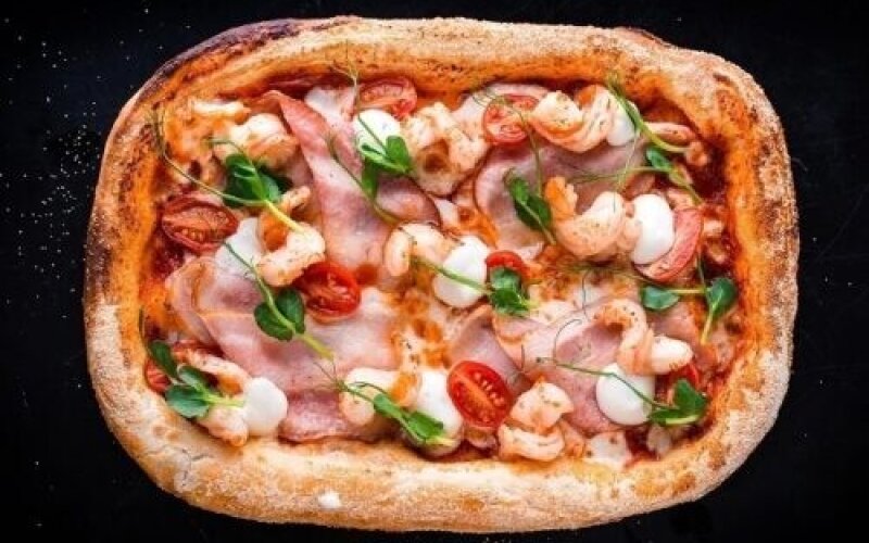Мини-пицца с креветкой и беконом