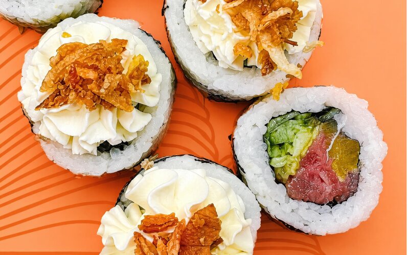 Ролл с тунцом,  огурцом и такуаном