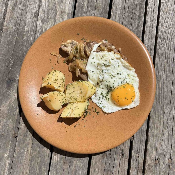 Поджарка белорусская с жареным яйцом и картофелем отварным