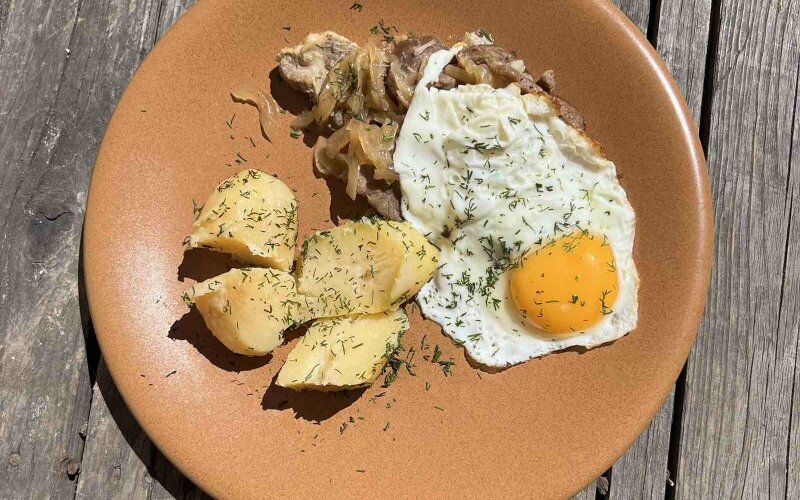 Поджарка белорусская с жареным яйцом и картофелем отварным