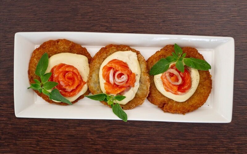 Драники с лососем и творожным соусом