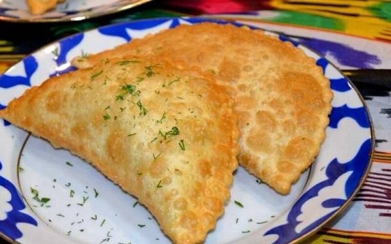 Узбекский чебурек с курицей, грибами и сыром