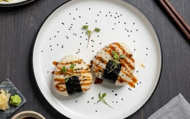 Онигири с курицей и помидорами