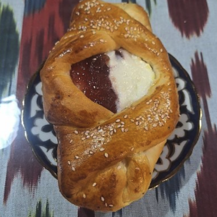 Домашняя булка с творогом и джемом