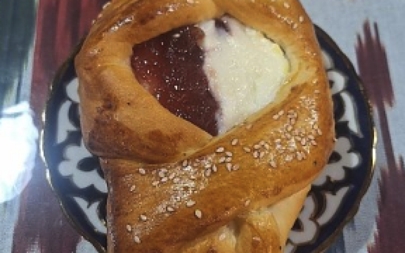 Домашняя булка с творогом и джемом