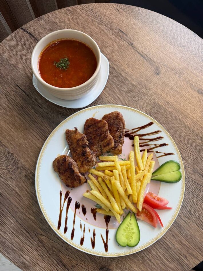 Медальон куриный с картофелем фри