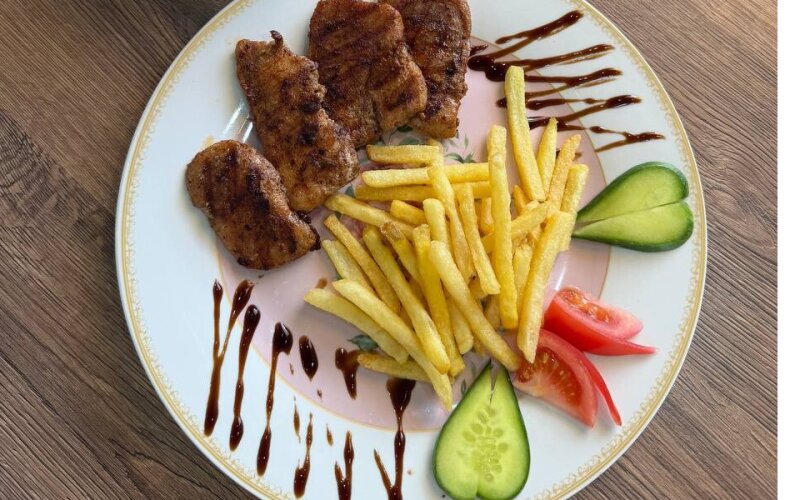 Медальон куриный с картофелем фри