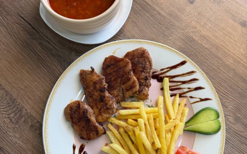 Медальон куриный с картофелем фри