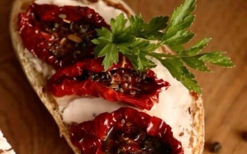 Брускетта с вялеными помидорами и перцем