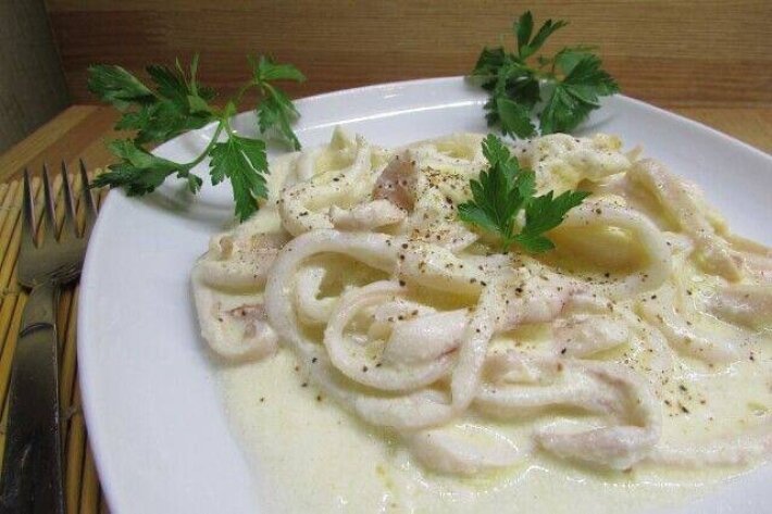 Кальмары в сметанном соусе