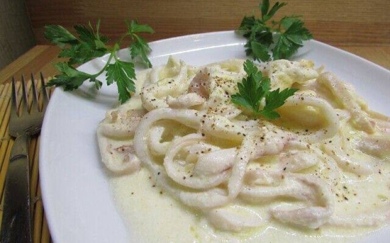 Кальмары в сметанном соусе