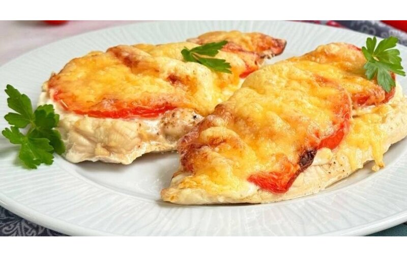 Филе птицы, запеченное с помидором