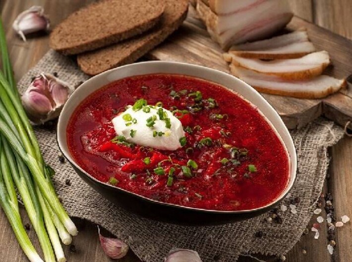 Красный борщ с салом