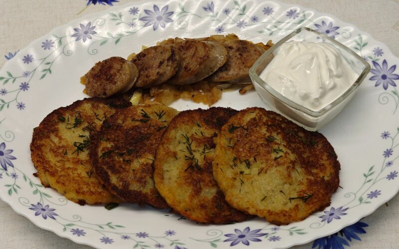 Драники с домашними колбасками