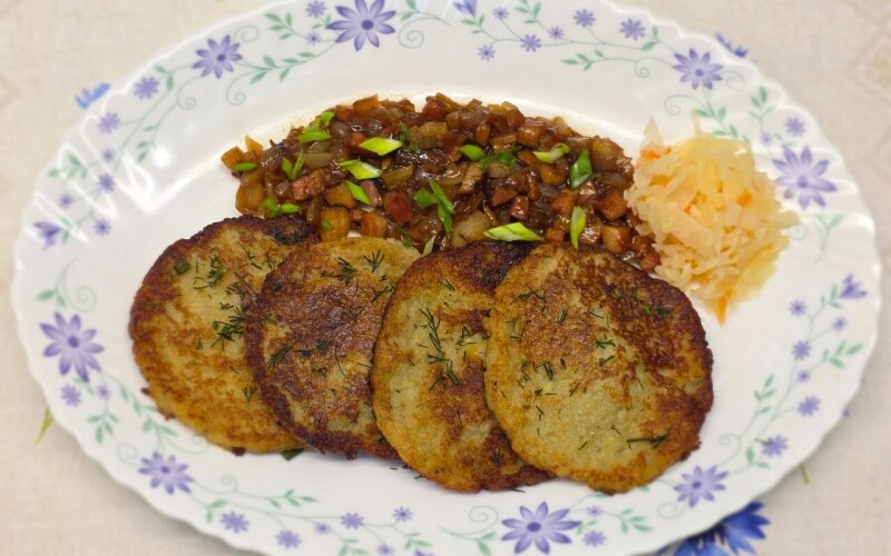 Драники с мачанкой на хлебном квасе