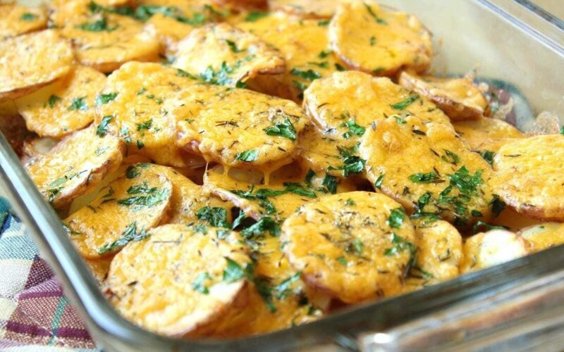Молодой картофель запеченный под сыром