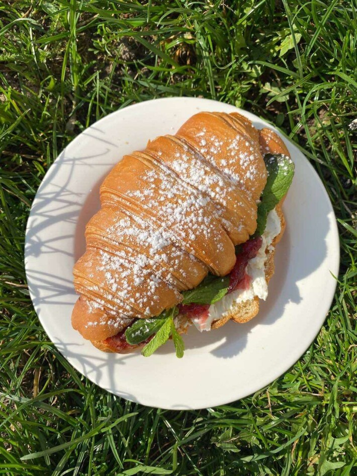 Круассан с клубникой
