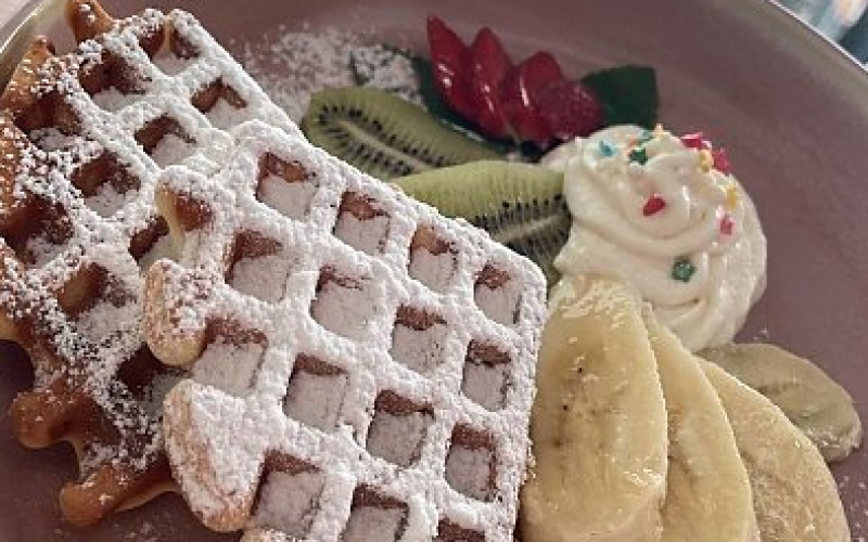 Вафли с творожно-сливочным кремом и фруктами