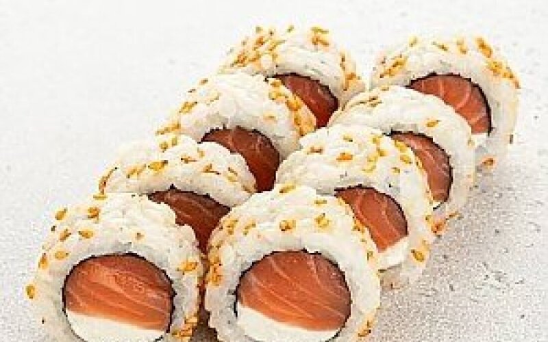 Ролл «Лосось» с кунжутом и кимчи