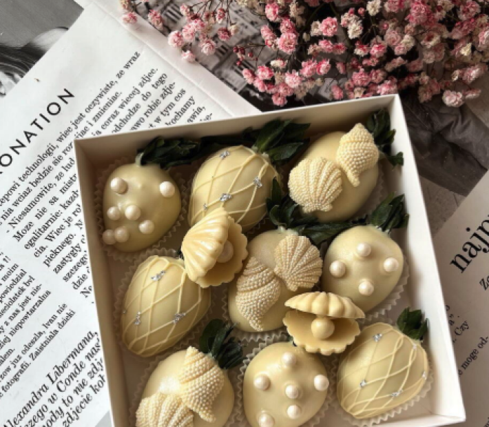 Коробка на 9 клубничек в шоколаде