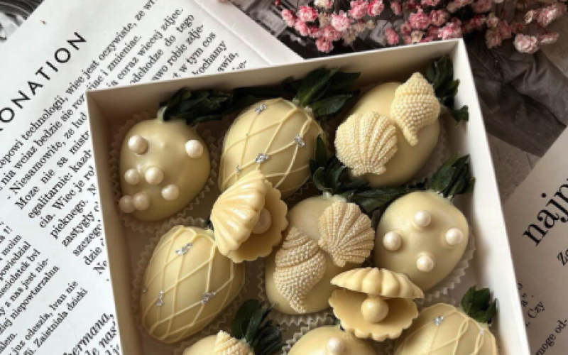 Коробка на 9 клубничек в шоколаде
