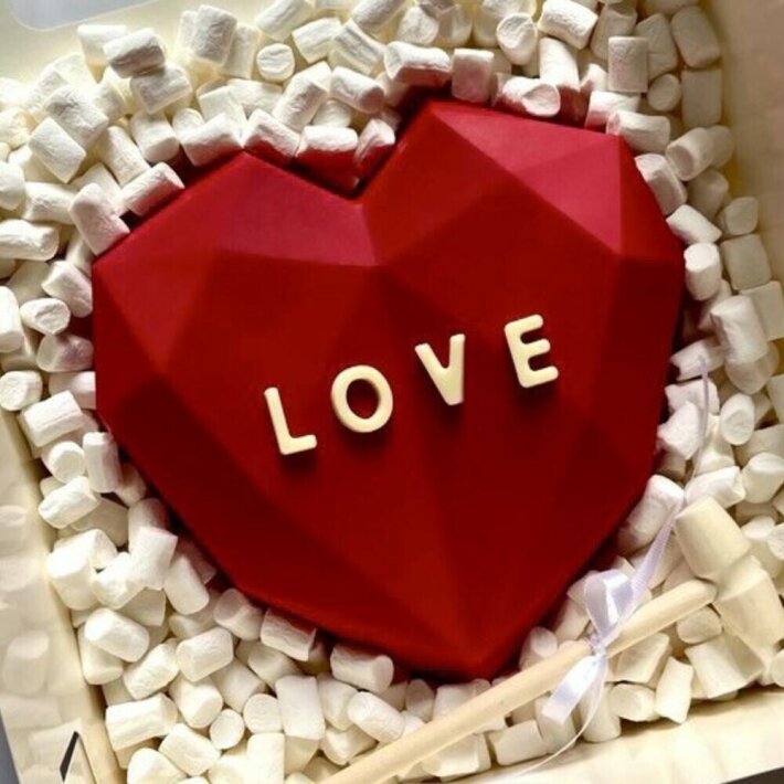Шоколадная пиньята с клубникой в шоколаде «Love»