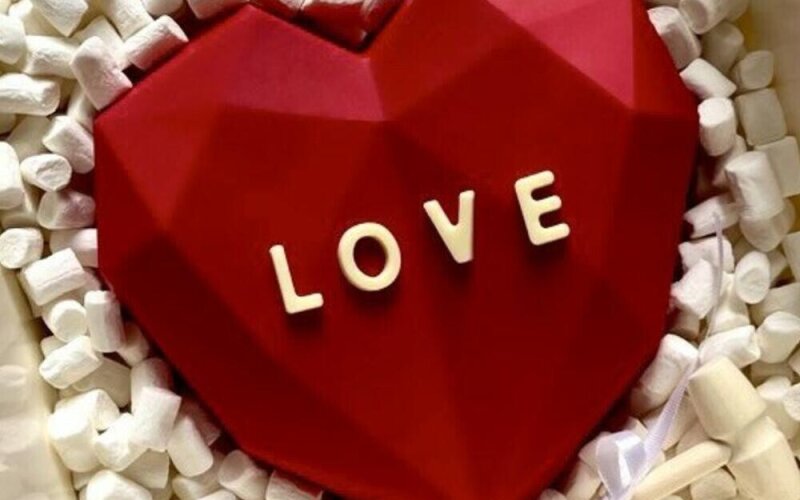 Шоколадная пиньята с клубникой в шоколаде «Love»