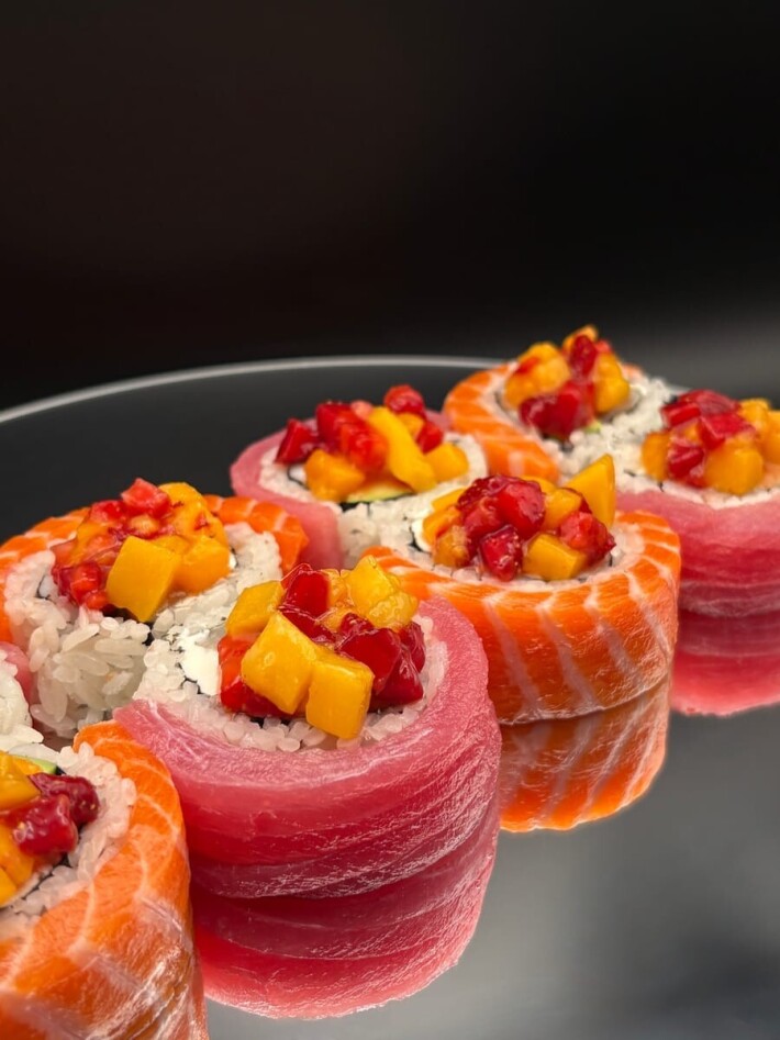 Ролл с лососем, тунцом и тар-таром из манго и клубники