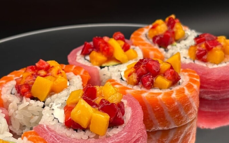 Ролл с лососем, тунцом и тар-таром из манго и клубники