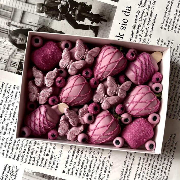 Клубника, бананы, финики и голубика в белом шоколаде