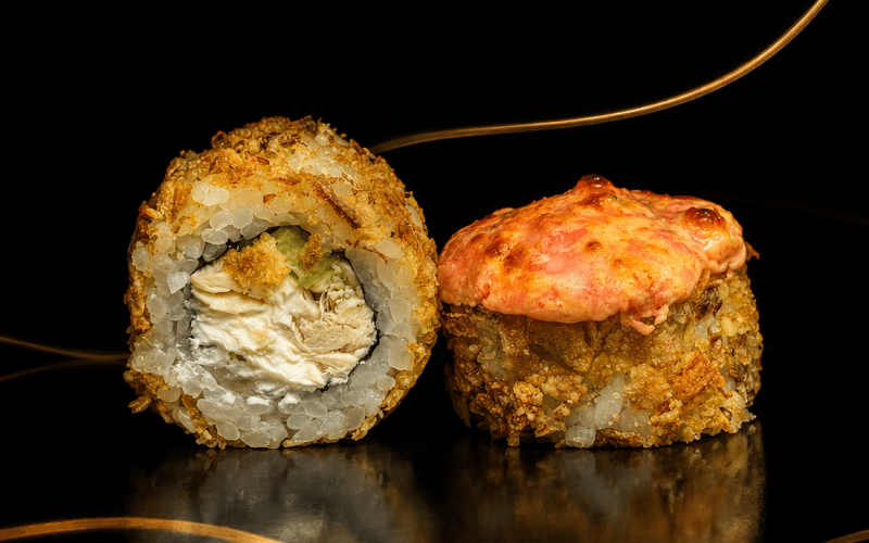 Запеченный ролл с курицей в луке фри