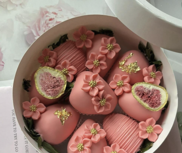 Коробка шайба на 9 клубничек в белом шоколаде