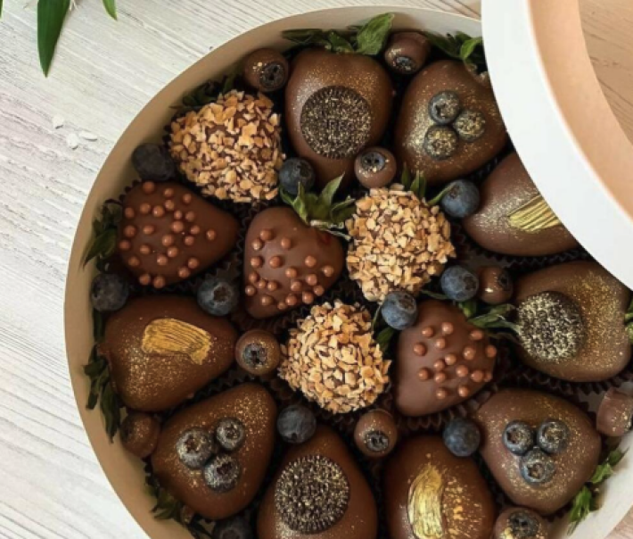 Коробка шайба на 15 клубничек в молочном шоколаде с голубикой