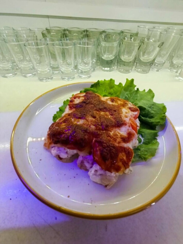 Куриное филе с помидором под сыром