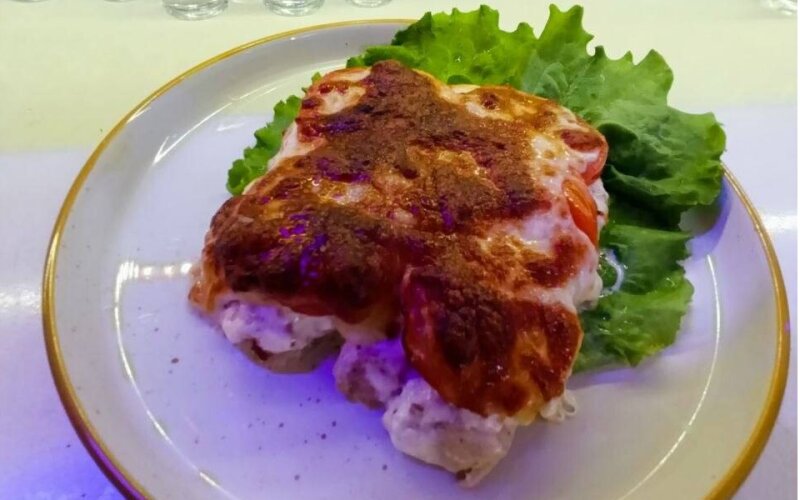 Куриное филе с помидором под сыром