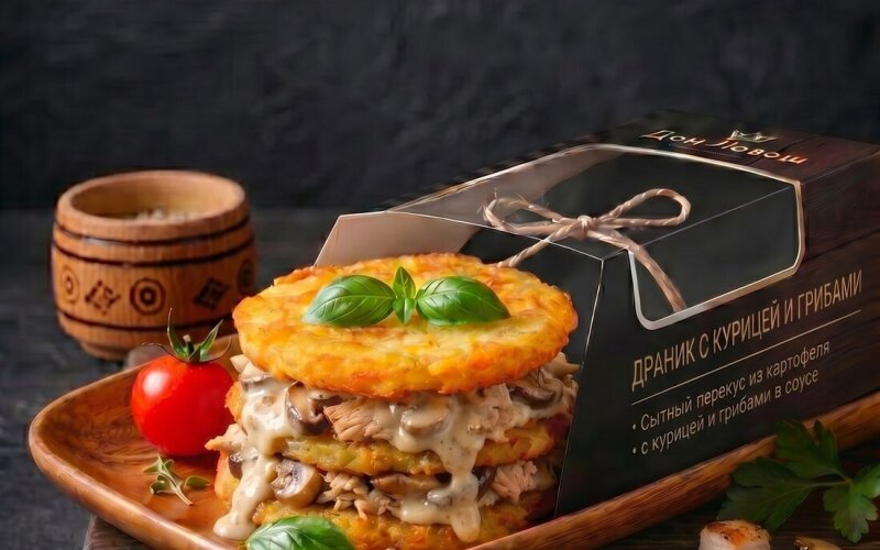 Драники с курицей и соусом