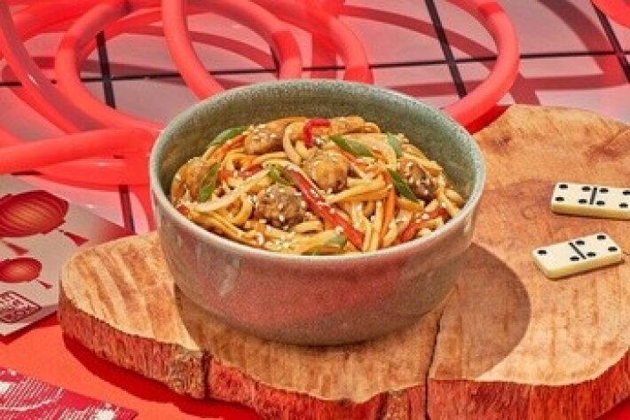Лапша с курицей терияки и овощами