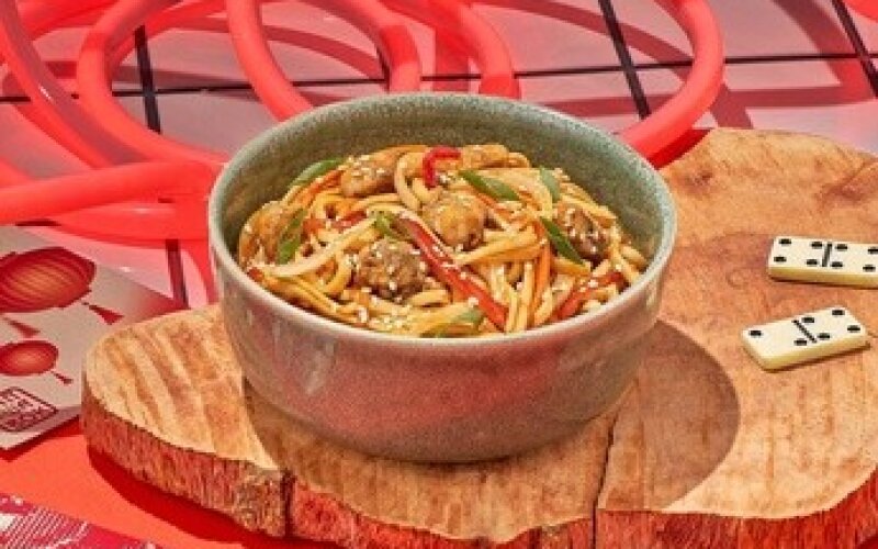 Лапша с курицей терияки и овощами