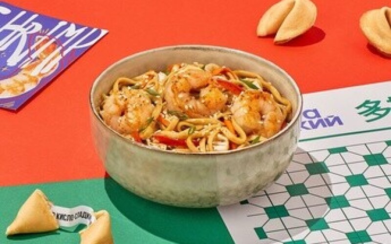 Лапша с креветками и овощами