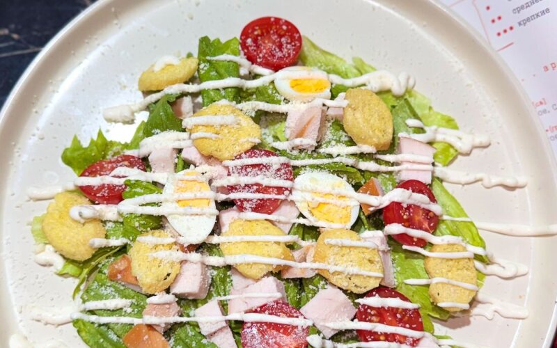 Салат цезарь с курочкой