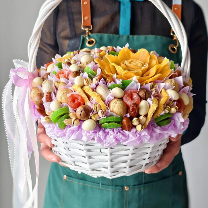 Корзинка из орехов и сухофруктов