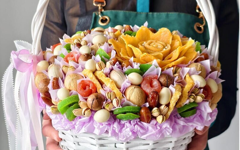 Корзинка из орехов и сухофруктов