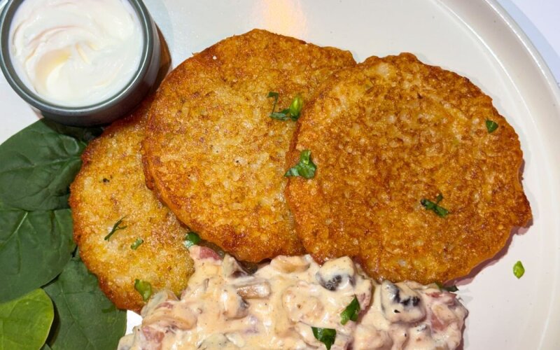 Драники с беконом и шампиньонами в сливках