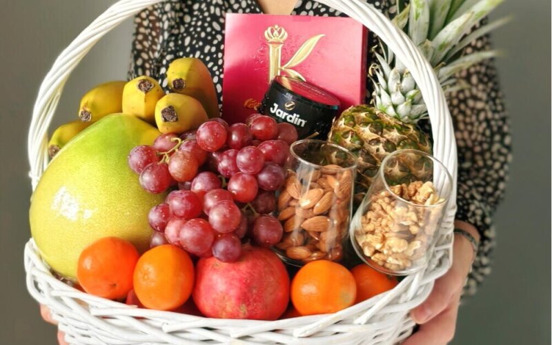 Подарочная корзина из фруктов, конфет и кофе