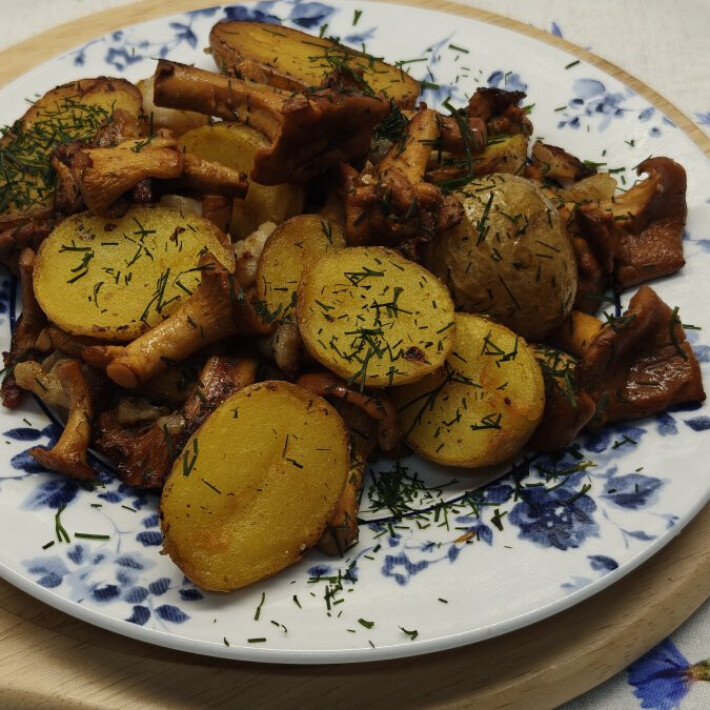 Молодой картофель с лисичками